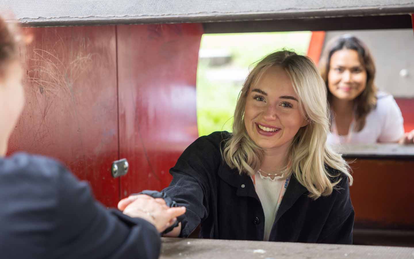 Kvinna i lekpark som jobbar som vikarie i förskola