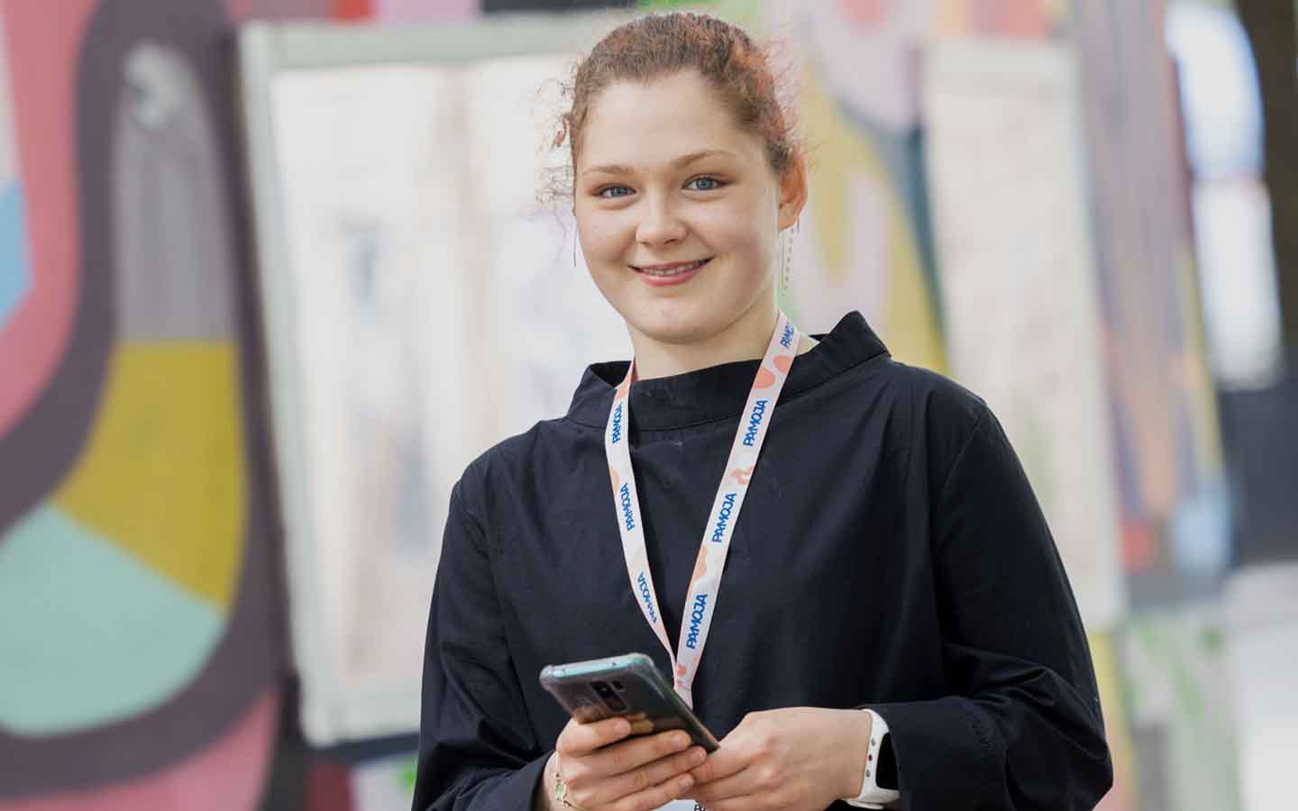 Vikarie som hanterar sin kalender i Pamoja-appen