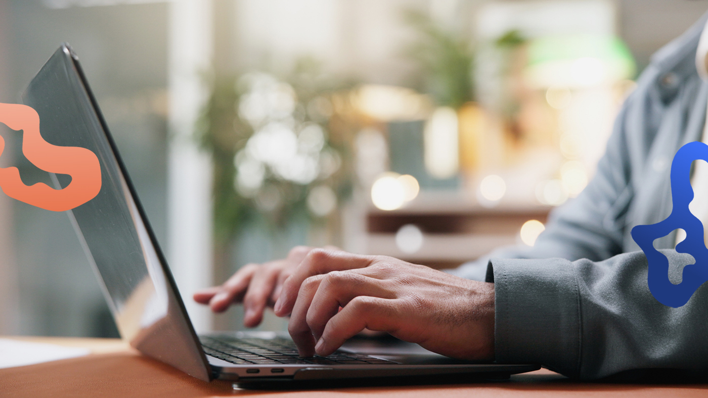 Person som söker nytt jobb skriver på en laptop.