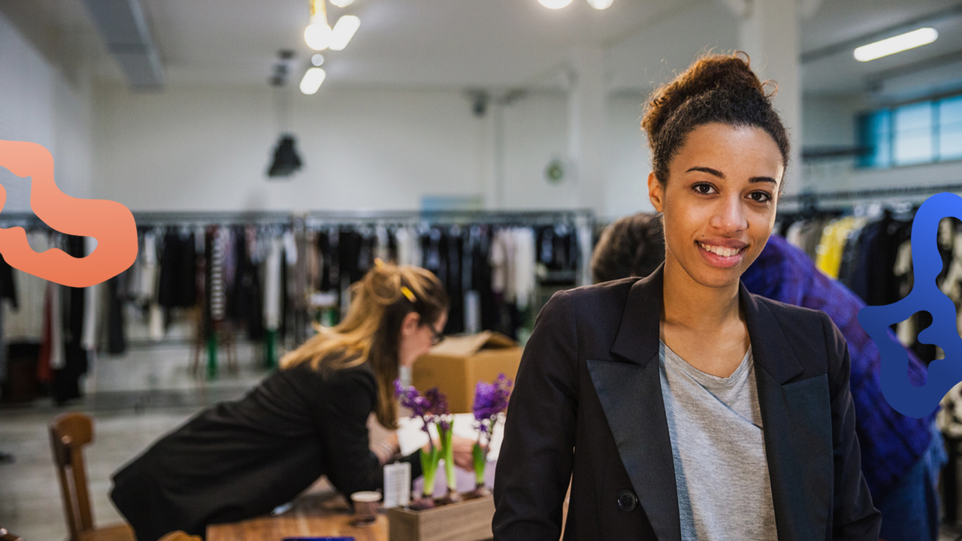 En glad kvinna jobbar i en butik i Stockholm