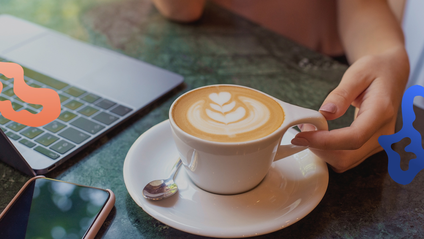 En enhetschef dricker sitt morgonkaffe i lugn och ro medan tekniken hanterar dagens bemanning proaktivt.
