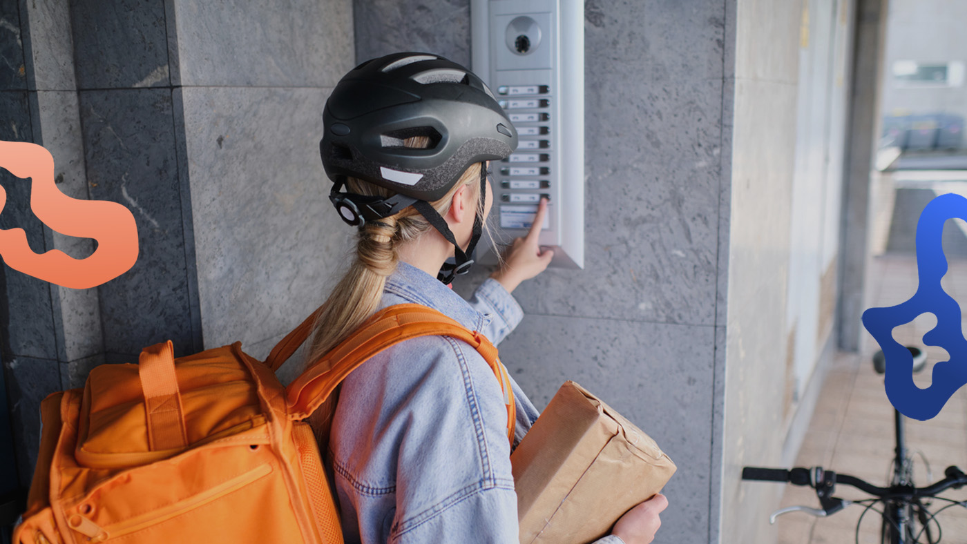 Ung kvinna har ett gigjobb som cykelbud av varor